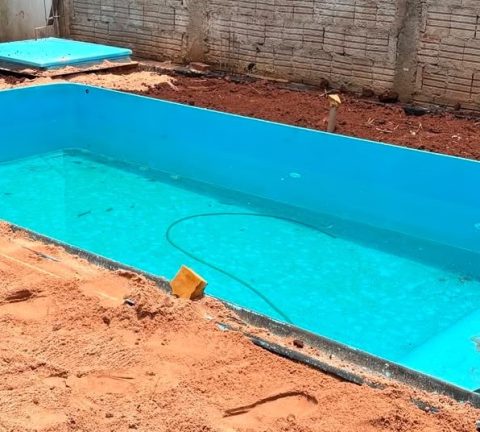 PISCINA DE FIBRA RETANGULAR COM PRAIA 5X2,90X1,40